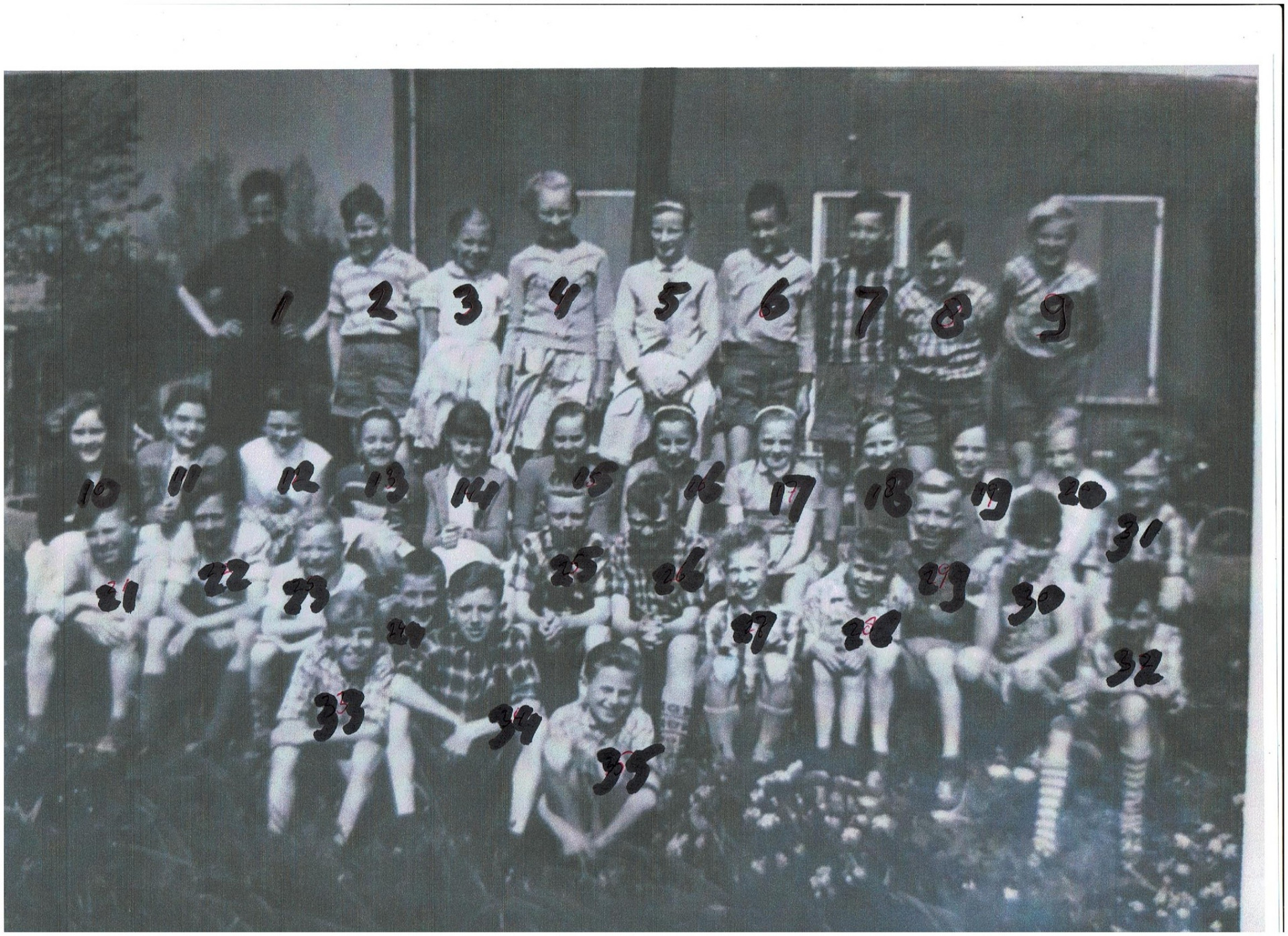 Klassenfoto (groepsfoto 1960): 1.Henk de Jong 2.Kees den Hartog 3.Aartje Alting 4.Gerda de Jong 5.Willie van den Berg 6.Arie Slob? 7.Gijs de Jong 8.Wim de Jong 9.Wim Burggraaf 10.Henke Huizinga 11.Dikkie t'Lam 12.Lineke Bor 13.Liesbeth Bikker 14.Cora de Jong 15.Corrie 't Lam 16.Arina Buijserd 17.Jasperina Kool 18.Attie Fokkens 19.Bets van Buuren 20.Elly de Jong 21.Pel Sterk 22.Herman Hoeke 23.Jasper Kool 24.? 25.Arie de Groot 26.Nico Vermaat 27.Jan de With 28.Henk Medema 29.Karel Middelkoop 30.?? 31.Dick de With 32.Wim den Besten 33.Dirk Burggraaf 34.Barerd Sterk 35.Jaap Versluis